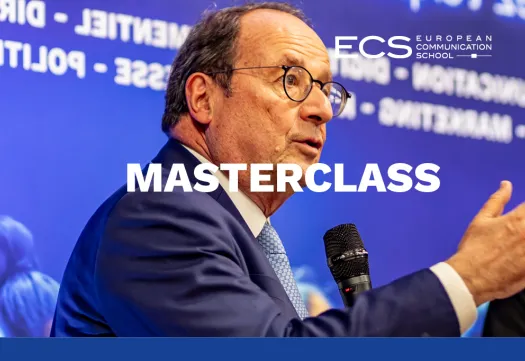 L'ancien président François Hollande s exprime au micro devant les étudiants lors d'une masterclass à l'ECS Paris