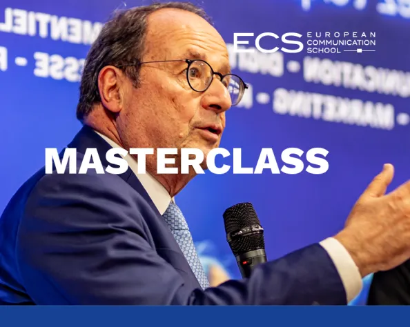 L'ancien président François Hollande s exprime au micro devant les étudiants lors d'une masterclass à l'ECS Paris